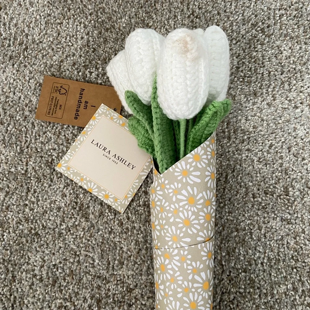 Knit White Tulips NWT